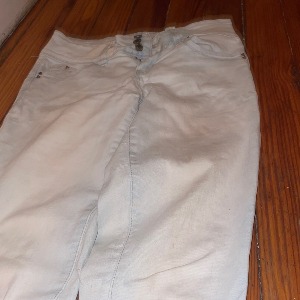 They are size one and it’s have never been worn before but I have washed them